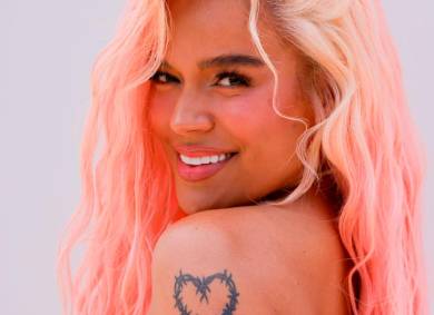 ¡Una diosa! Así brilló Karol G en la Semana de la Moda en París
