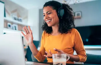 Con conexión a internet, hoy es posible aplicar a vacantes en atención al cliente, ventas y soporte. FOTO: GETTY