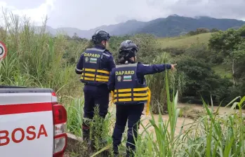 El menor de edad desapareció durante una creciente que se registró en el corregimiento de Altavista, en Medellín. Rescatistas revisan la zona este miércoles. FOTO: Cortesía