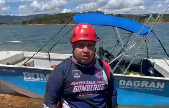 Henry Berrío, comandante del Cuerpo de Bomberos de El Peñol, informó que el nuevo punto de búsqueda del turista desaparecido tiene profundidades de hasta 50 metros. Foto: Cortesía