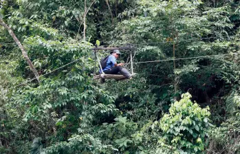 Las garruchas para cruzar el río Sucio, en Dabeiba, son usadas para recortar kilómetros de distancia, atravesando las selvas del Urabá y Occidente antioqueño. De una de ellas cayó el niño Uriel García Jumi, de 9 años. FOTO: MANUEL SALDARRIAGA