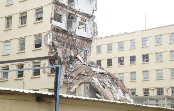 Así quedó una nave del Hospital Universitario del Valle, HUV, tras el terremoto del pasado 10 de agosto. Foto: Colprensa
