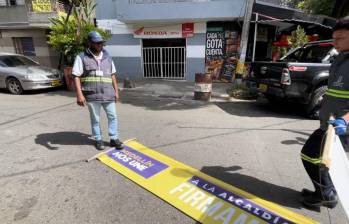 Funcionarios desmontan anuncio irregular del candidato Albert Corredor. Foto: Cortesia Subsecretaria de Espacio Público.