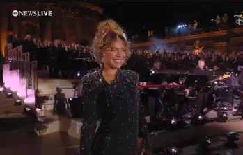 Karol G durante su presentación en el Vaticano, donde cantó junto a Andrea Bocelli en el evento Grace for the world. FOTO streaming Disney+