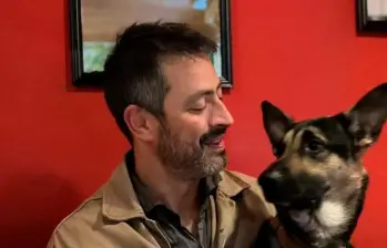 Jorge Hugo Marín adelanta una búsqueda pública para encontrar a “Guaro”, su perro y compañero desde hace cuatro años, desaparecido durante el robo. FOTO: COLPRENSA