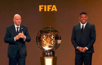 El presidente de la FIFA, Gianni Infantino, y el brasileño Ronaldo Nazario, junto al nuevo trofeo del Mundial de Clubes durante el sorteo. FOTO FIFA