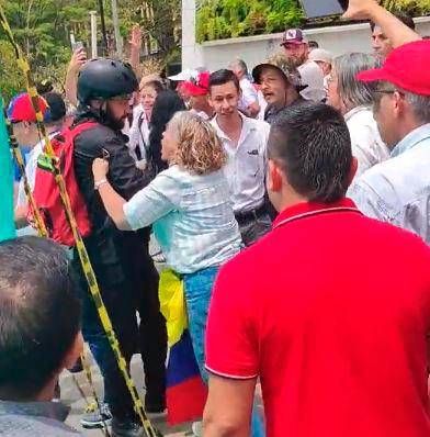 Manifestantes golpeando a un ciudadano en la Plazoleta de La Alpujarra. FOTO: Cortesía Denuncias Antioquia.