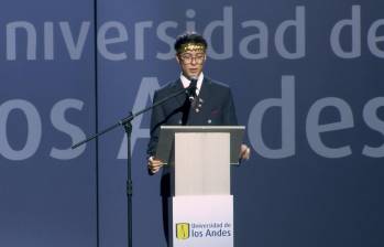 Santiago Ortiz durante su discurso en la ceremonia de grados de la Universidad de los Andes. FOTO: Captura de video X @uniandes