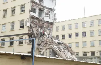 Así quedó una nave del Hospital Universitario del Valle, HUV, tras el terremoto del pasado 10 de agosto. Foto: Colprensa