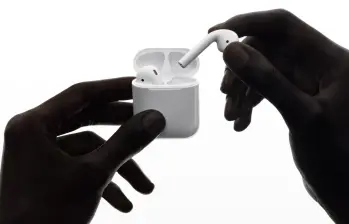 La nueva función de traducción en tiempo real de los AirPods mejorará la comunicación entre personas que hablan distintos idiomas. FOTO Europa Press