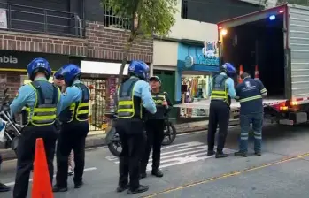 Los agentes de la Secretaría de Movilidad de Medellín vienen interviniendo toda la semana la carrera 45, en Manrique, para evitar las invasiones al carril exclusivo de metroplús. FOTO: CORTESÍA