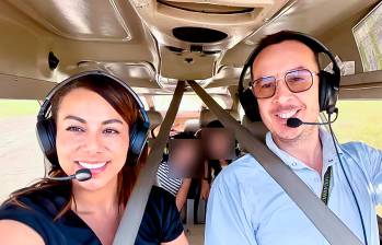 Adriana Revelo, esposa del piloto desaparecido, mantiene la esperanza de encontrarlo con vida. La pareja tiene tres hijas. FOTO @adri_argroup