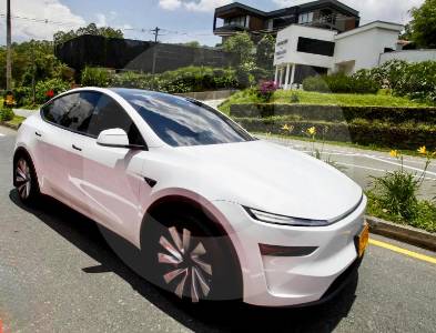 Matrículas de carros eléctricos crecieron 304% en abril con Tesla como la marca más vendida