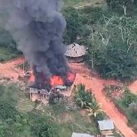 Una finca terminó incendiada en medio de las confrontaciones en zona rural de El Bagre. IMAGEN TOMADA DE REDES