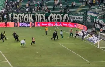 La Policía intervino para controlar a los hinchas del Cali que ingresaron al terreno de juego tras el final del partido en el cuadro azucarero y Bucaramanga. FOTO: CAPTURA VIDEO @AndresfelipeOK_