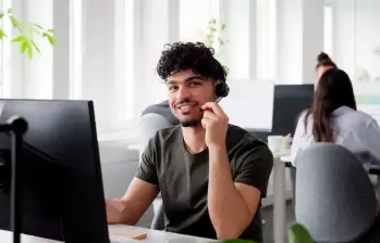 Persona aplicando a una vacante de empleo en Medellín, por medio del portal de Magneto Empleos. FOTO: GETTY