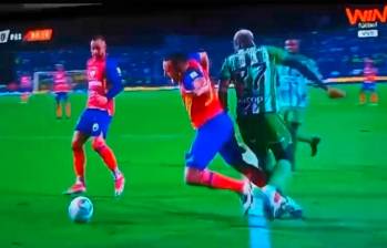 Esta es la imagen en donde se observa que Dairon Asprilla traba al jugador de Pasto antes de que ingrese al área. FOTO PANTALLAZO TOMADO DE LA TRANSMISIÓN DE TELEVISIÓN