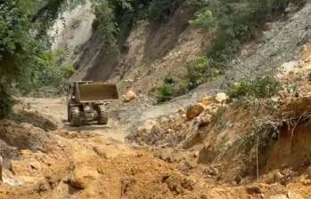 En más de 50 puntos en la vía entre Bolombolo y Santa Fe de Antioquia hay derrumbes. FOTO: CORTESÍA