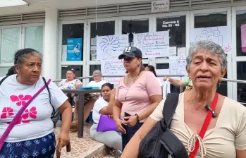 Plantón de los pacientes en la Nueva EPS en Puerto Berrío, Antioquia. FOTO: CAPTURA DE VIDEO TELE BERRÍO ANTIOQUIA