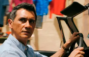 Carlos Manuel Vesga interpreta a Manousos Oviedo en Pluribus. FOTO: Apple TV