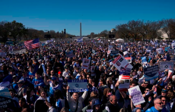 Ciento de estadounidenses se movilizaron este martes por las calles de Washington para manifestar su apoyo a Israel. Foto: AFP. 