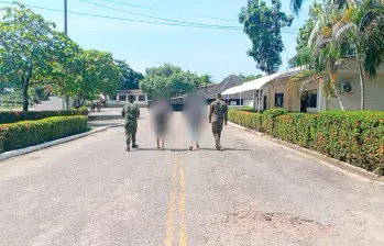 Los menores de edad fueron llevados a una base militar en Barrancabermeja, Santander. FOTO: Cortesía Ejército