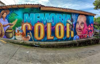 El homenaje que le hizo el artista Joselo a su madre, Berenice Rincón, por ser la impulsora del proyecto de muralismo Memoria a Todo Color. FOTO Juan Diego Ortiz Jiménez. 