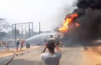 El camión transportaba 60.000 litros de gasolina cuando ocurrió el incidente. FOTO: X @SPRINFORMA