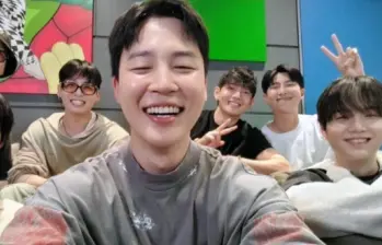 Mediante un en vivo hecho en la red social Weverse, el grupo surcoreano confirmó su tan esperado regreso. Imagen, captura de video. 
