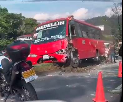 El incidente ocurrió en el puente de Barranquilla, nororiente de Medellín. FOTO: Cortesía Denuncias Antioquia.
