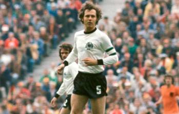 Franz Beckenbauer fue campeón mundial como jugador en 1974 y como seleccionador en 1990 FOTO: Twitter @ViejaGuardiaEA