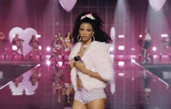 Honey Ordóñez desfiló en el bloque de Pink, la línea juvenil de Victoria’s Secret, con lencería lila de lunares y una chaqueta peluda rosada. FOTO: Captura de pantalla YouTube Victoria’s Secret.