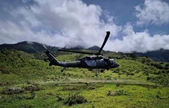El Ejército está enviando apoyo aéreo para las tropas que pelean en la zona rural de Jamundí, Valle. FOTO: CORTESÍA DEL EJÉRCITO