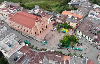 El cuerpo del hombre decapitado apareció en el cauce de la quebrada Villanueva, a menos de una hora de Medellín. La imagen fue difuminada. FOTO: Alcaldía de Yolombó