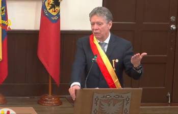 Bruce Mac Master llegó al Concejo de Bogotá para recibir una de las máximas distinciones que entrega la corporación: la Orden Civil al Mérito José Acevedo y Gómez, en el grado de Gran Cruz. FOTO: Tomada de video.