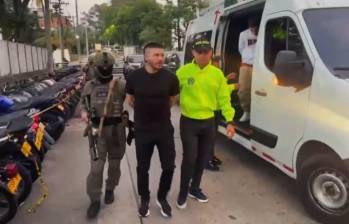 Alias Pichi trasladado a las instalaciones de la Policía Metropolitana del Valle de Aburrá, en Medellín. FOTO: Captura de video tomado de X @DirectorPolicia