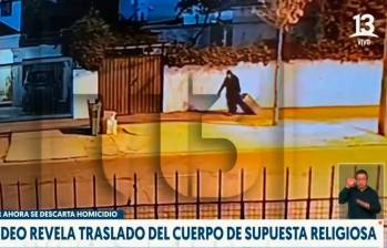 Una cámara captó el momento en el que la monja transportaba la maleta con los restos humanos. FOTO: VIDEO CORTESÍA DE CANAL 13 DE CHILE.