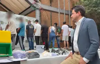 El secretario de Seguridad de Medellín, Manuel Villa Mejía (primer plano), junto con el alcalde Federico Gutiérrez destacaron la importancia de este golpe a los criminales que vendían drogas en los alrededores de los colegios del nororiente de Medellín. FOTO: CORTESÍA