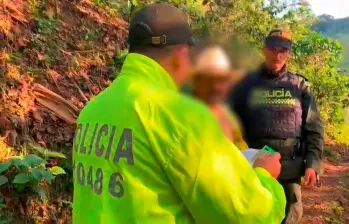 Este es el momento de la captura de Nando, de 52 años, dentro de una finca cafetera del municipio de Salgar. FOTO: Cortesía Policía Antioquia