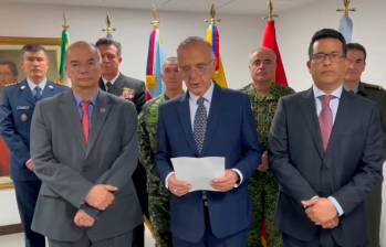 El ministro de Defensa, Iván Velásquez (centro); junto a Eduardo Llinás, director de la Uiaf (derecha); y Manuel Casanova, director de la DNI (izquierda). FOTO: CORTESÍA MINDEFENSA