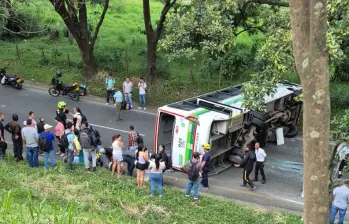 Un bus se volcó en la autopista Norte cerca de la entrada de Girardota. La vía permanece cerrada mientras se atiende la emergencia. FOTO: Cortesía