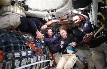 Los astronautas de la tripulación de Artemis II, durante la rueda de prensa realizada desde la órbita lunar. Foto: Transmisión de la Nasa