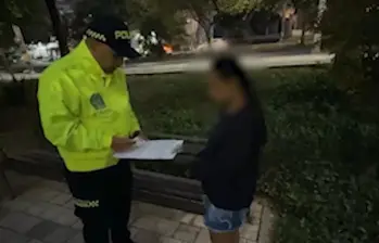 Esta mujer, de 37 años, fue capturada por las unidades de infancia y adolescencia en el Parque Juanes, en la comuna 5 (Castilla), luego de que se le abriera una investigación por distribuir contenido pornográfico de su hija con discapacidad. FOTO: CORTESÍA POLICÍA METROPOLITANA