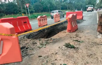 Esta es la socavación que se registró en la salida del primer retorno de este corredor, en los límites del barrio San Diego y El Poblado, por lo que afecta la circulación de quienes vienen desde el aeropuerto y el Oriente antioqueño hacia Medellín. FOTO: Cortesía