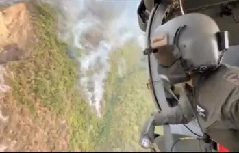 Las labores para controlar los incendios en Antioquia cuentan con apoyo aéreo de la Fuerza Aérea Colombiana. Dos helicópteros participaron en las operaciones. Foto: Cortesía.