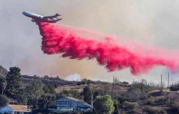 Aviones esparcen retardante de incendios rosa en Los Ángeles, California. FOTO: Tomada de X @ReportNewsAgency