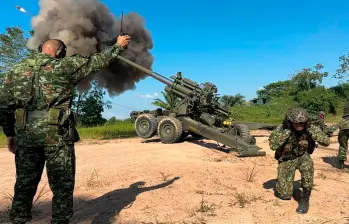 El Ejército está utilizando artillería pesada de largo alcance, disparando proyectiles de obús para intentar mantener a raya a los grupos criminales de la región de Catatumbo y del Cauca. FOTO cortesía del ejército.