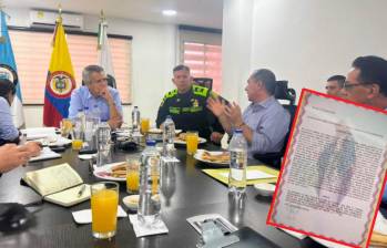El MinInterior, Luis Velasco, se reunió con el alcalde Gustavo Vélez para analizar la situación de Tuluá. En el recuadro, el último panfleto. FOTO cortesía