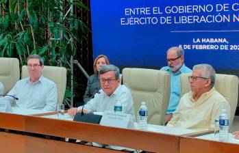“Pablo Beltrán” (centro de la imagen), el jefe negociador del ELN, durante unos de los ciclos de diálogos en La Habana, Cuba. FOTO: CORTESÍA DELEGACIÓN DE PAZ DEL ELN.