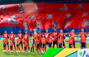 Esta es la bandera gigante que exhibieron los hinchas del Medellín antes del arranque del duelo en el Atanasio Girardot frente al América. FOTOS MANUEL SALDARRIAGA 